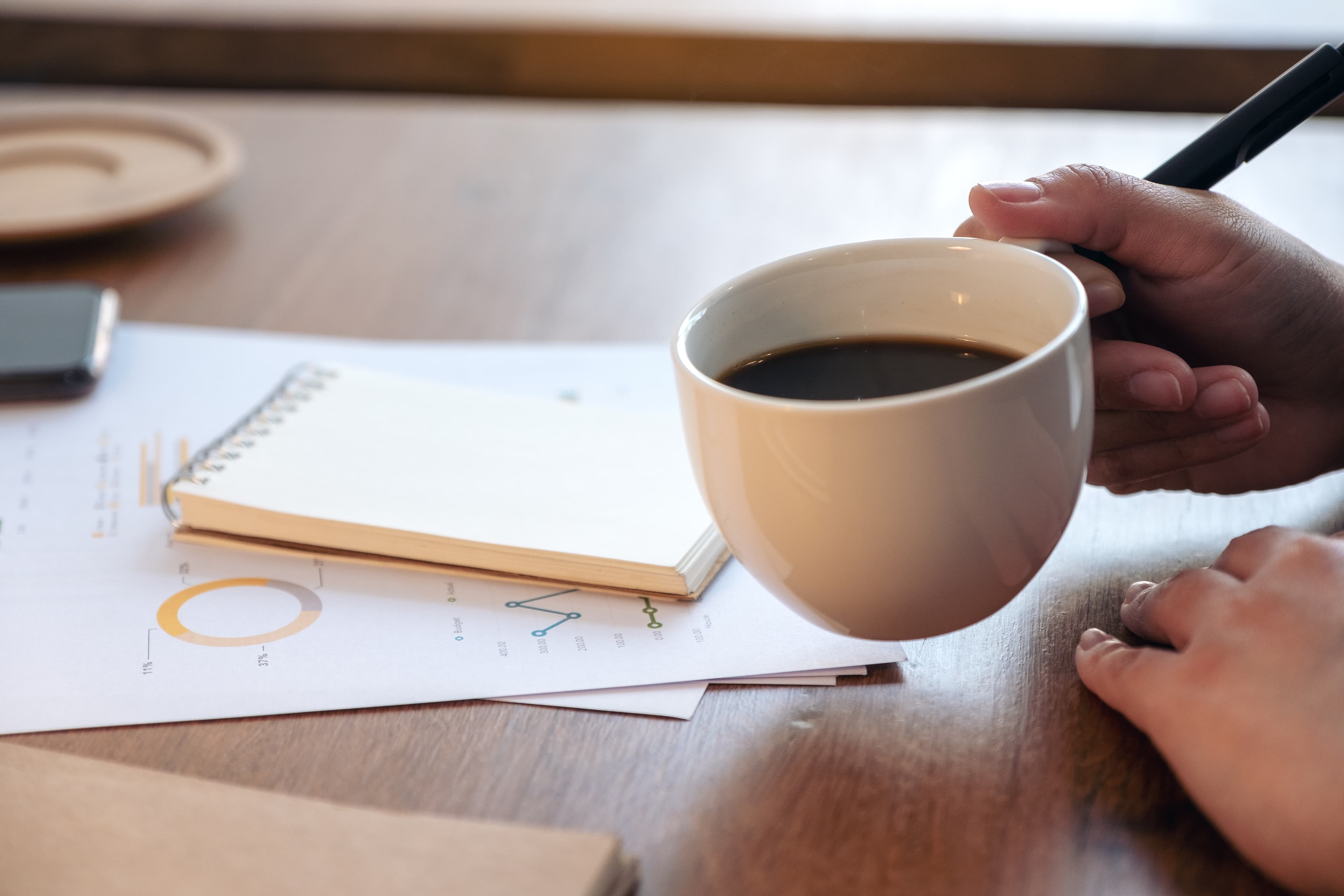 Medarbetare som fikar på kontoret